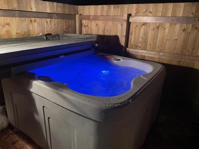 Kelty Pond View Pod 3 With Private Hot Tub -Fife - Loch Leven - Lomond Hills 빌라 외부 사진